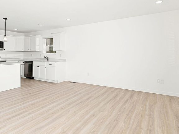 4th image of 576 E Dale Ave