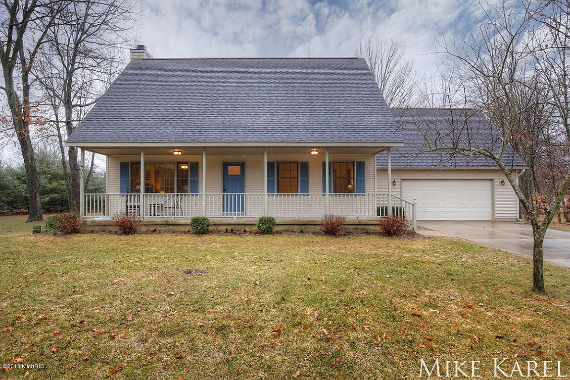 4040 Scenic Pines Dr NE photo 1