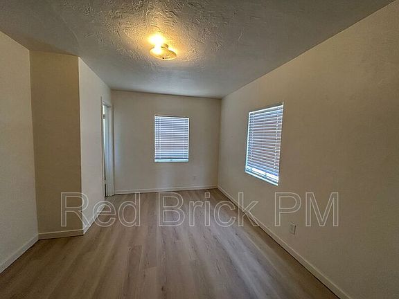 3rd image of 2260 Glen Ave