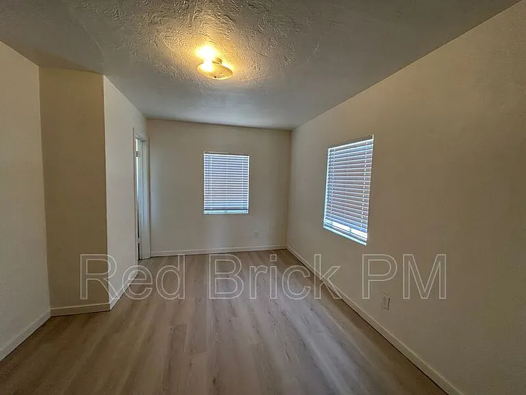 2260 Glen Ave — Photo 4
