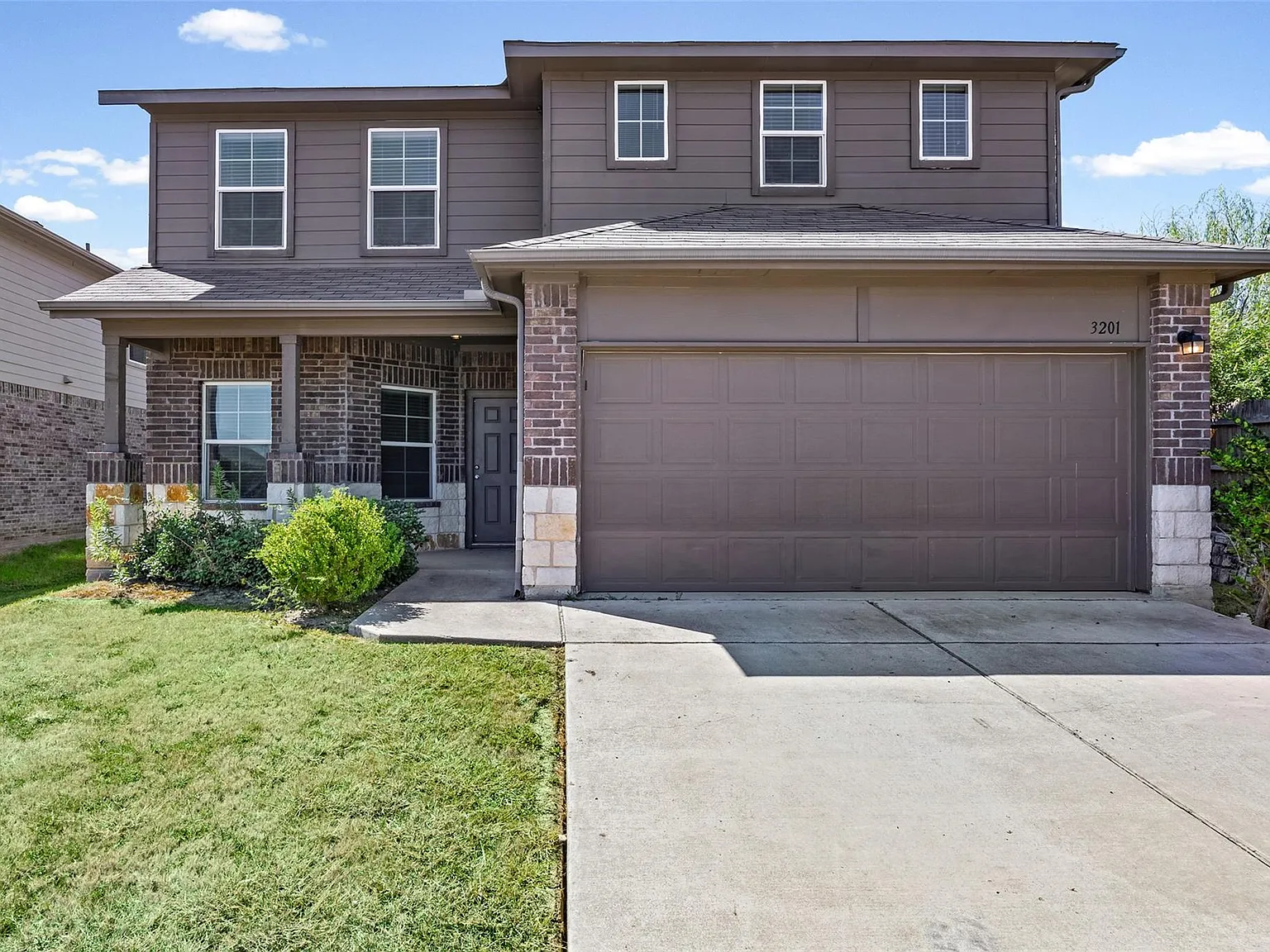 4 bed, 2.5 bath, 2341 sqft, $2,250 — Photo 1