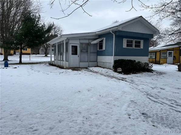 19 Lakewood Vlg, Medina, NY 14103