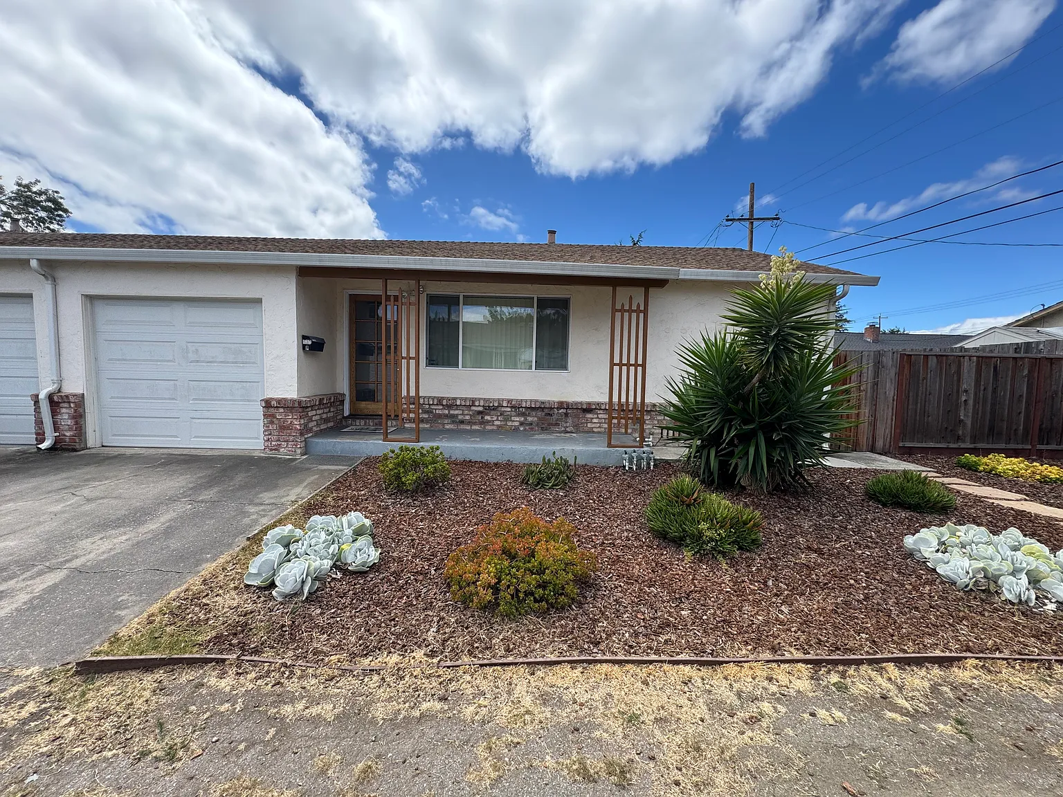 2 bed, 820 sqft, $3,600 — Photo 1