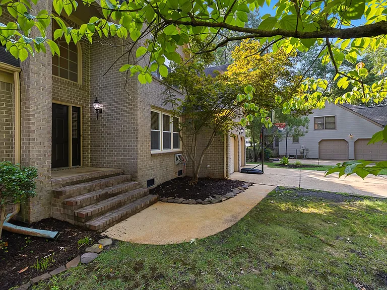 501 Asbury Ct — Photo 4