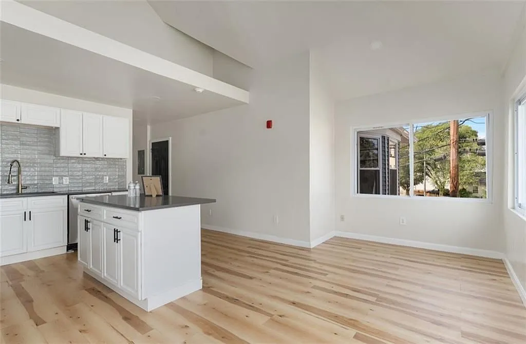 3 bed, 2.0 bath, 1290 sqft, $2,700 — Photo 3