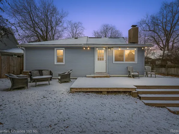 2925 Seebaldt Ave, Waterford, MI 48329
