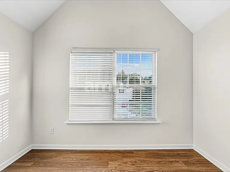 1010 Golden Crest Dr — Photo 21