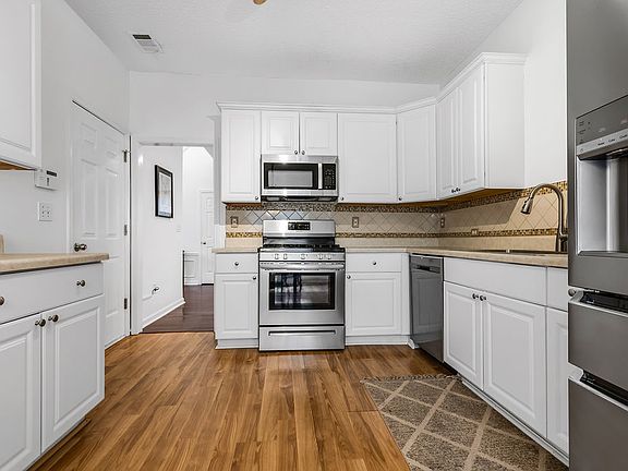 3rd image of 613 Lullingstone Dr SE