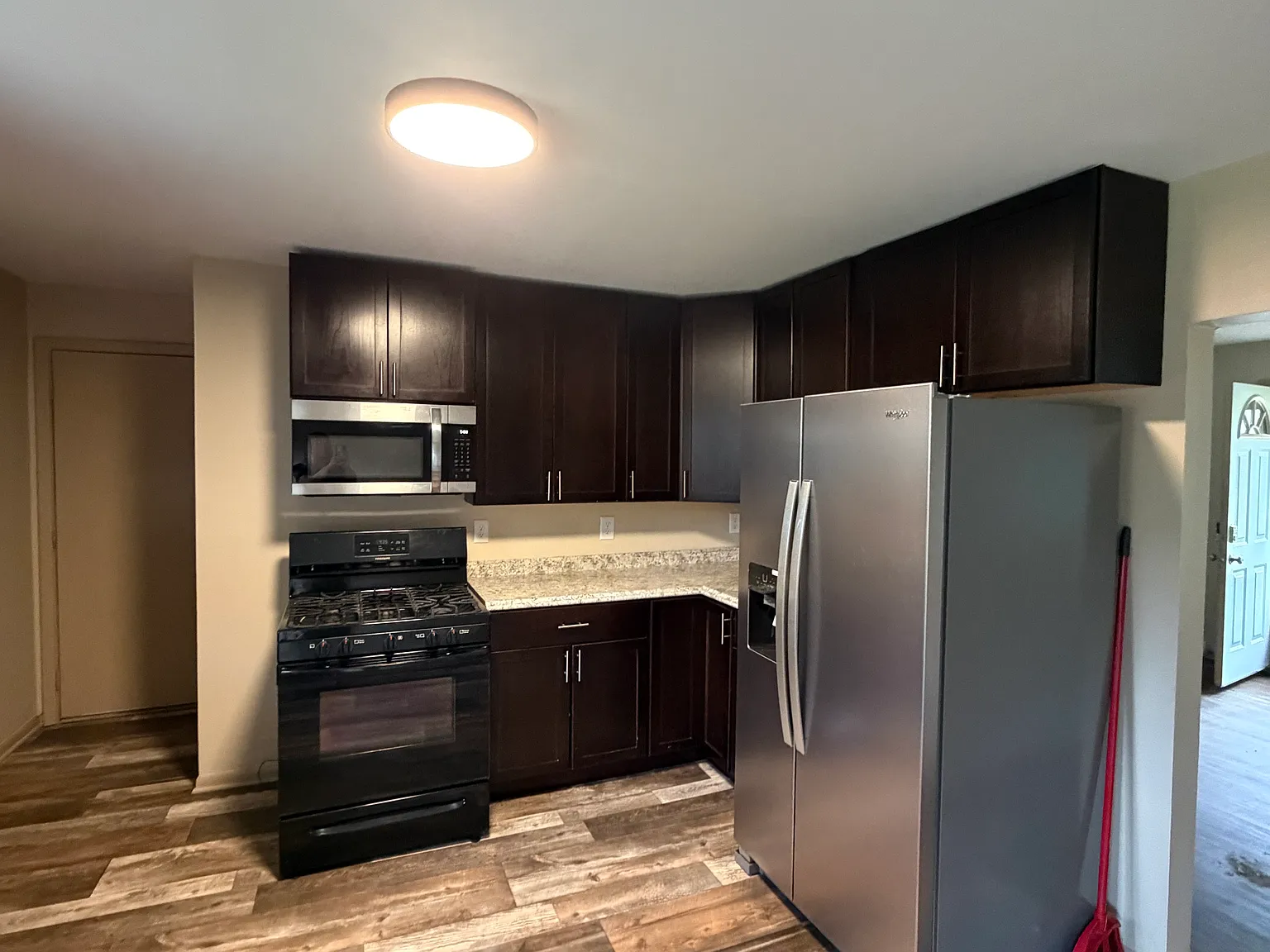 3 bed, 936 sqft, $2,195 — Photo 2