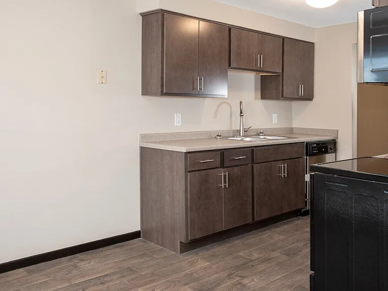 Chateau Apartments — Photo 25