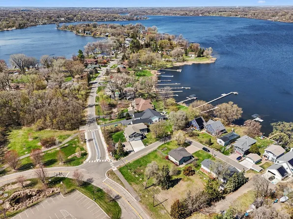 100 Peninsula Rd, Medicine Lake, MN 55441