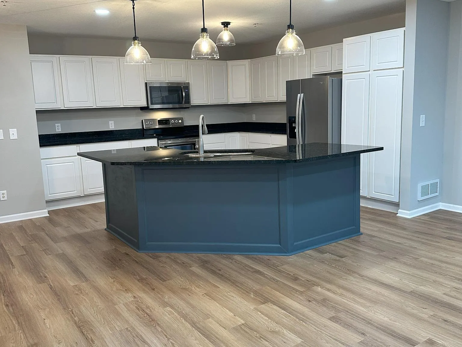 3 bed, 2300 sqft, $2,600 — Photo 2