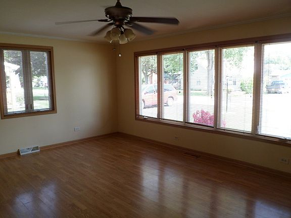 5th image of 10642 Worth Ave