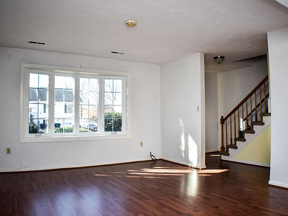 5th image of 6013 Village Ln