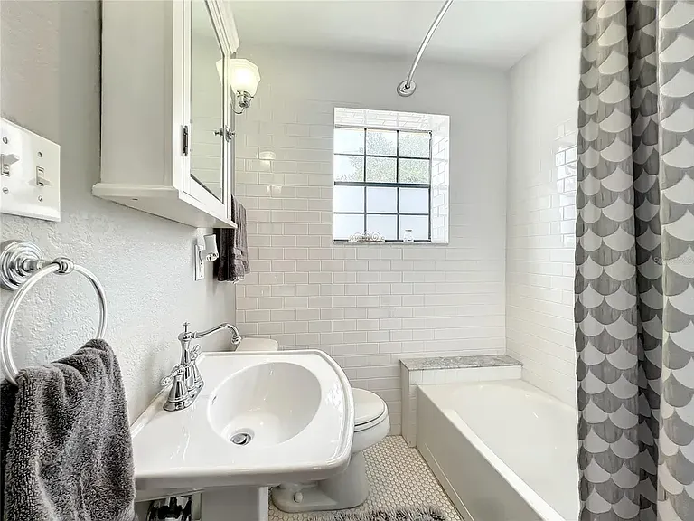210 22nd Ave NE #2 — Photo 8
