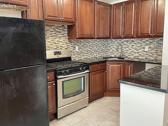 4th image of 1319 1st Ave #1
