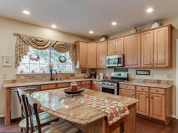Hardwood Flrs, SS appliances, planning desk..more!