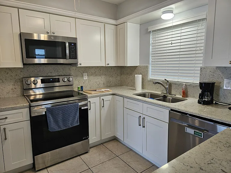 1621 Seaway Dr — Photo 6