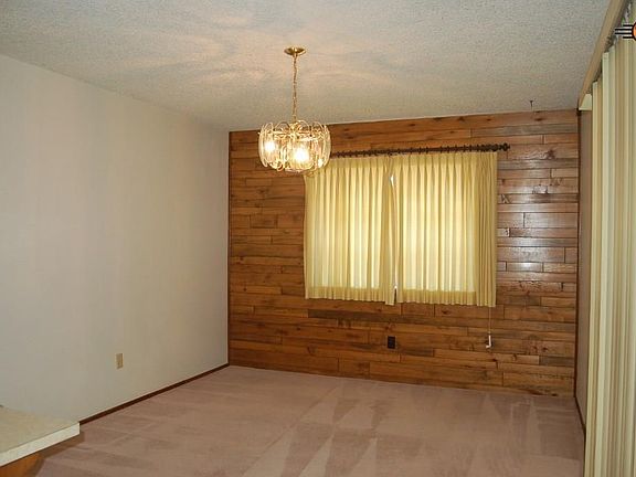 4th image of 1400 Hillcrest Dr