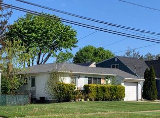 33 Crestwood Blvd, Farmingdale, NY 11735