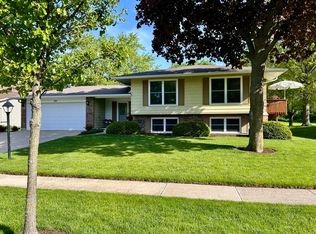 890 Harrison Ln, Hoffman Estates, IL 60192