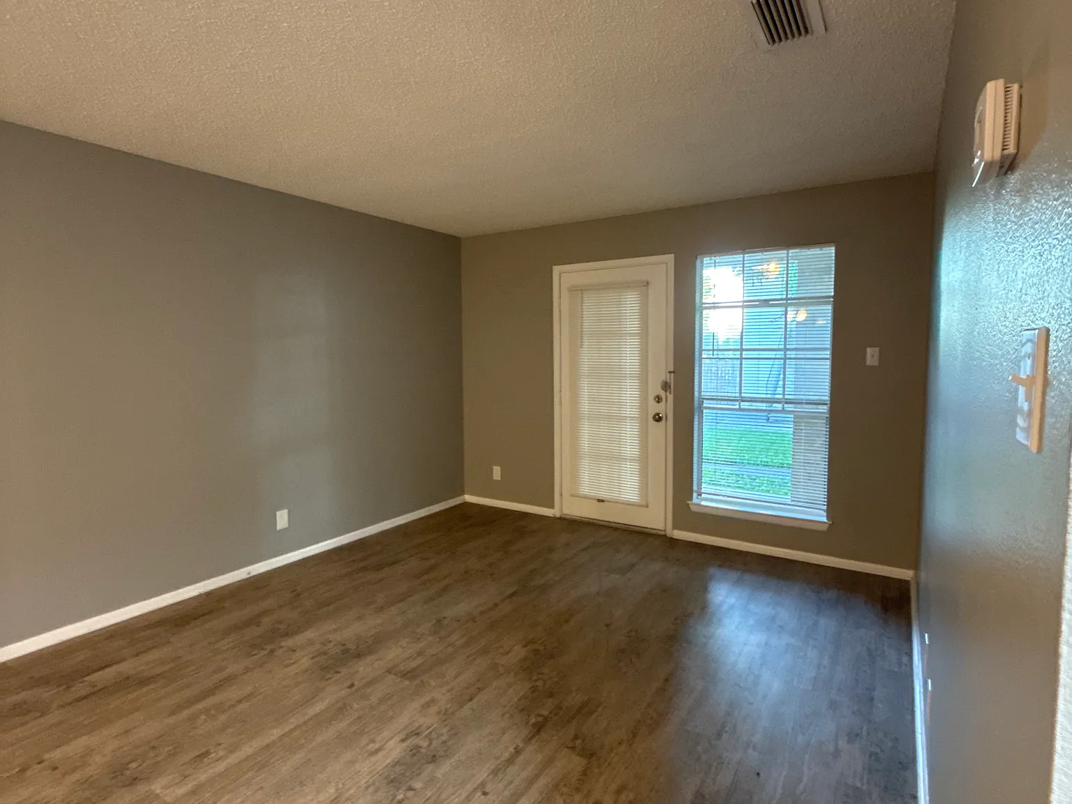 1 bed, 700 sqft, $1,050 — Photo 4