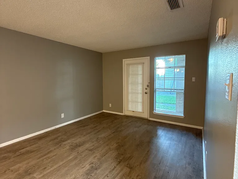 331 W Mistletoe Ave #201 — Photo 4