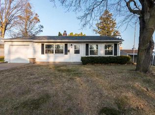 18 Birchwood Ct, Davenport, IA 52804