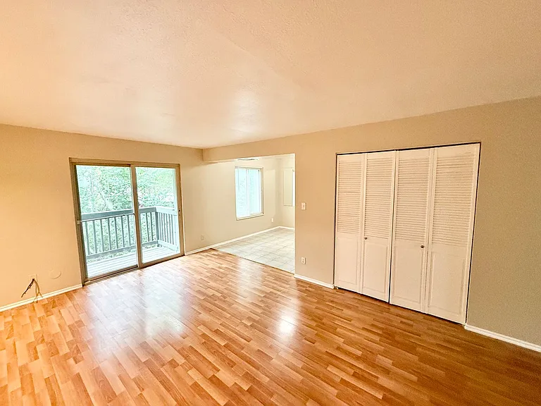 495 E Creekside Cir #D — Photo 2