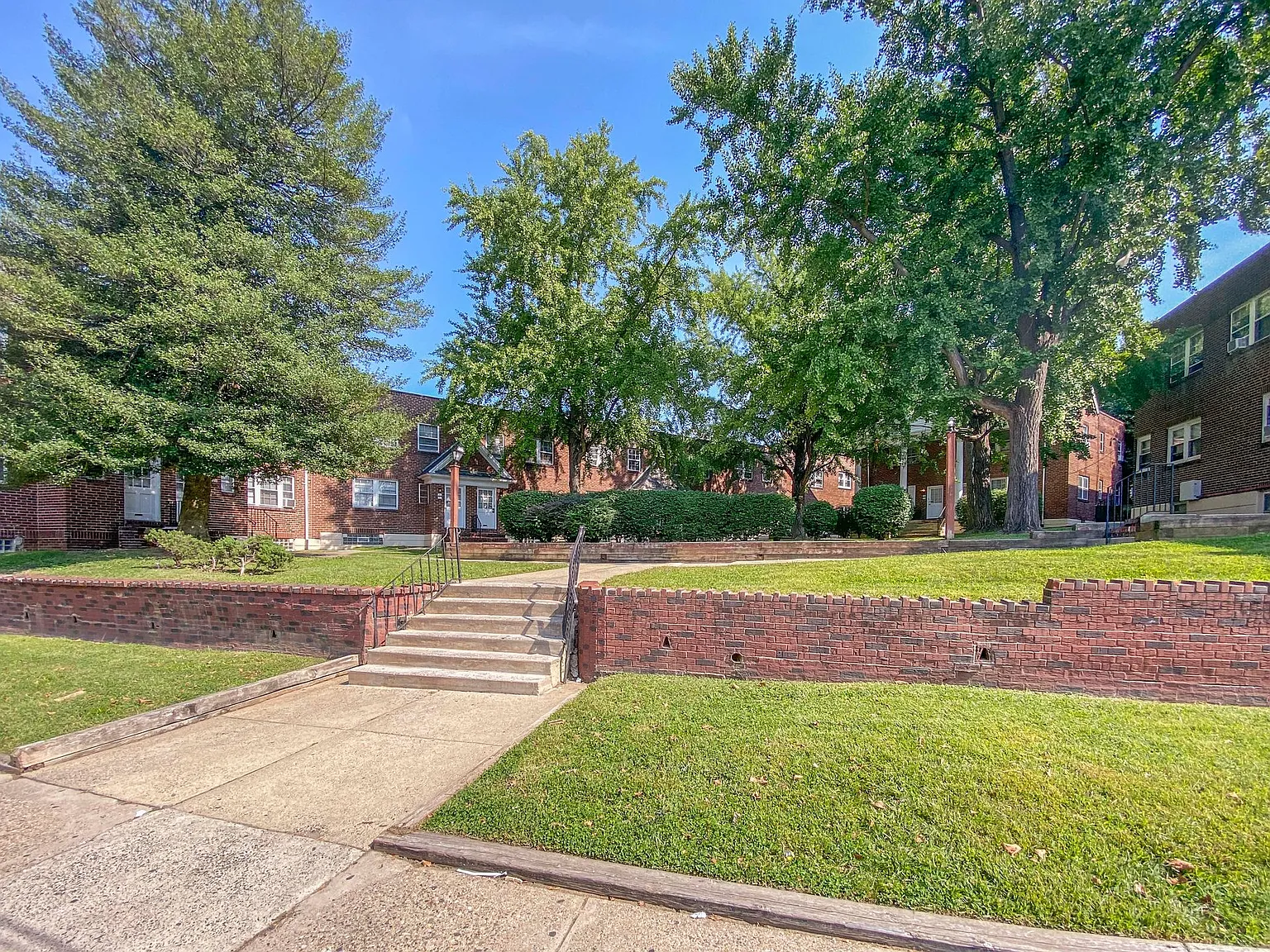 Oxford Gardens Apartments — Photo 1