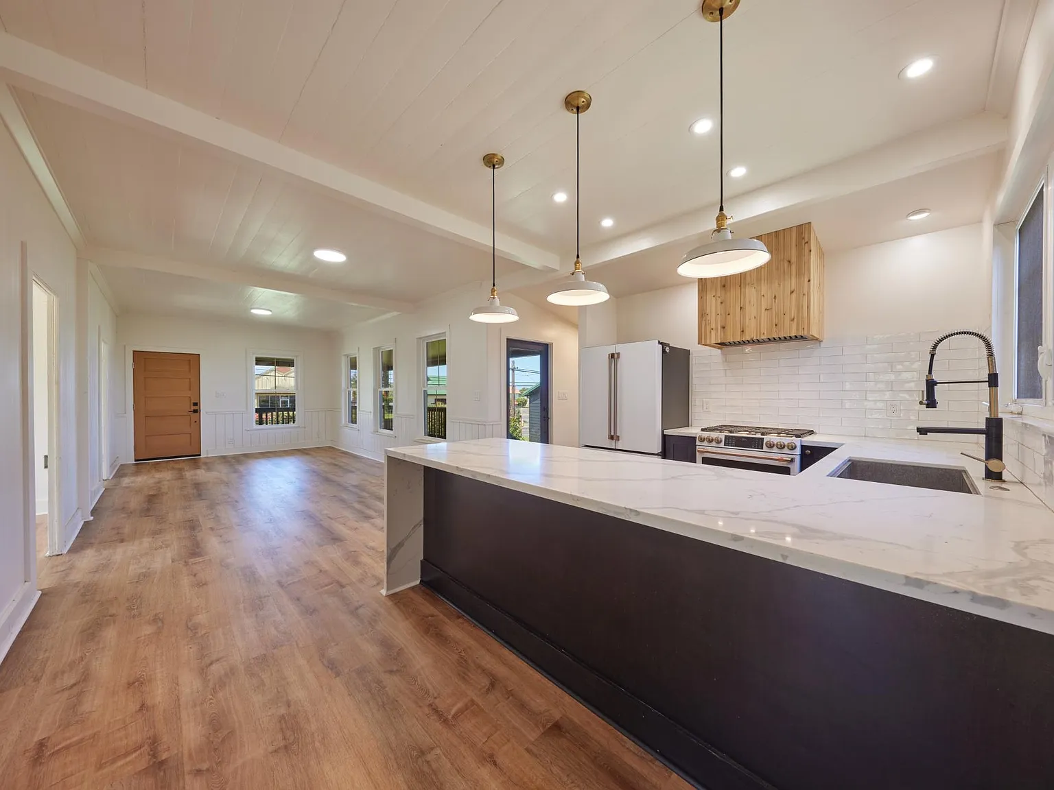 3 bed, 1100 sqft, $4,500 — Photo 4