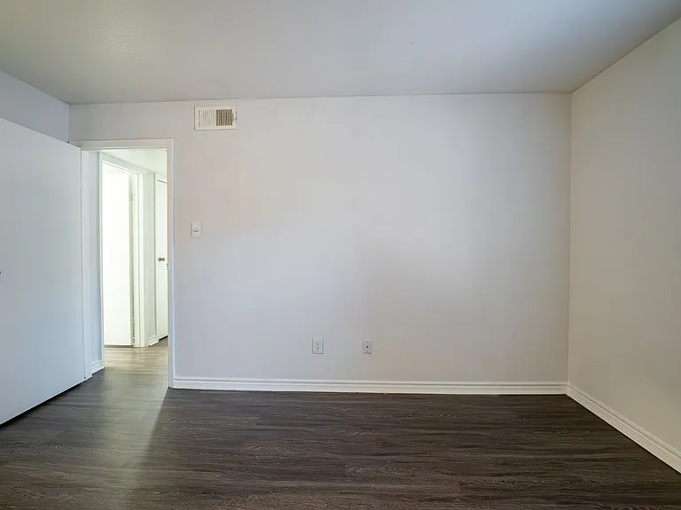 Chesapeake Apartments — Photo 33