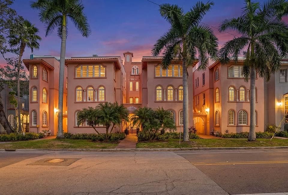 1st image of 1221 N PALM AVENUE #303