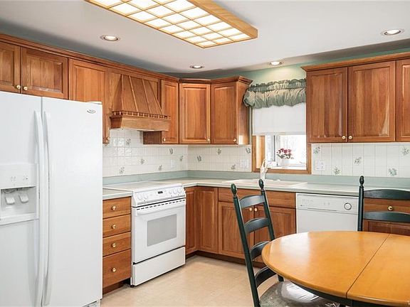2nd image of 131 Nantucket Dr E