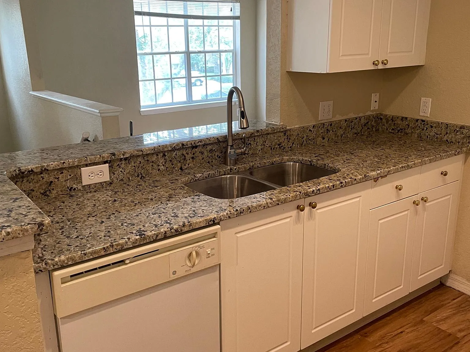 3 bed, 1266 sqft, $1,895 — Photo 4