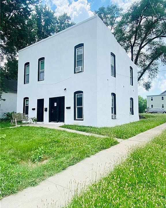 1st image of 2400 SE 8th St