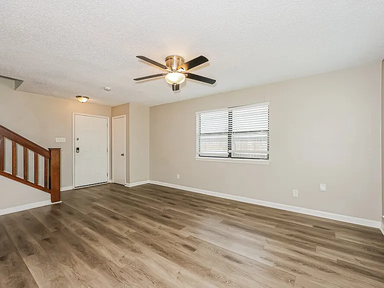 1804 Lincolnshire Way — Photo 4