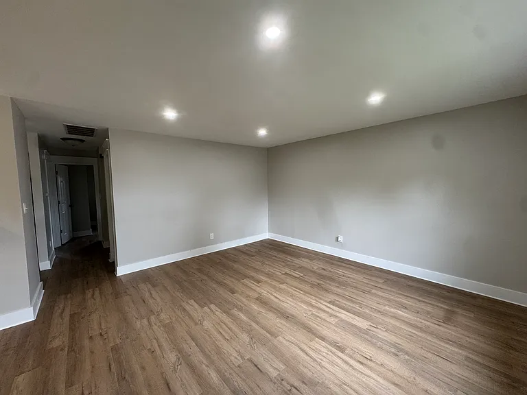 312 E Staat St #312 — Photo 12