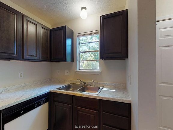 4th image of 918 Navarro Dr