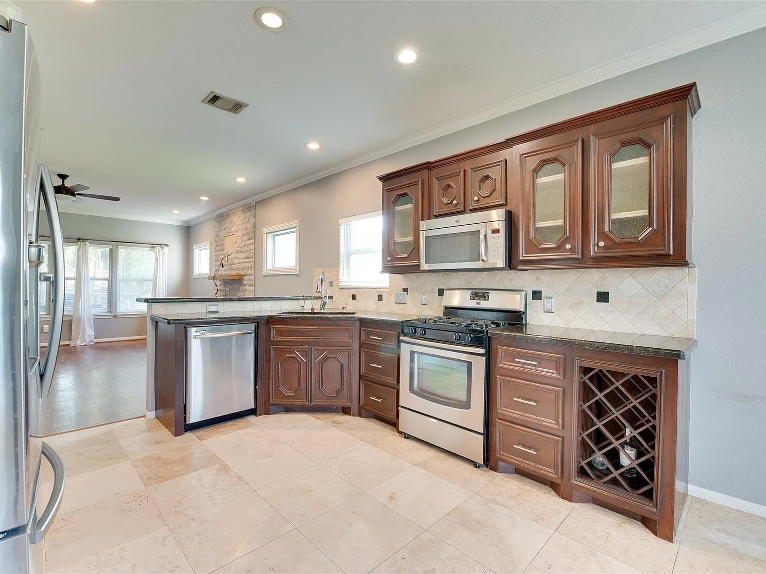 3 bed, 2.0 bath, 1505 sqft, $2,100 — Photo 4