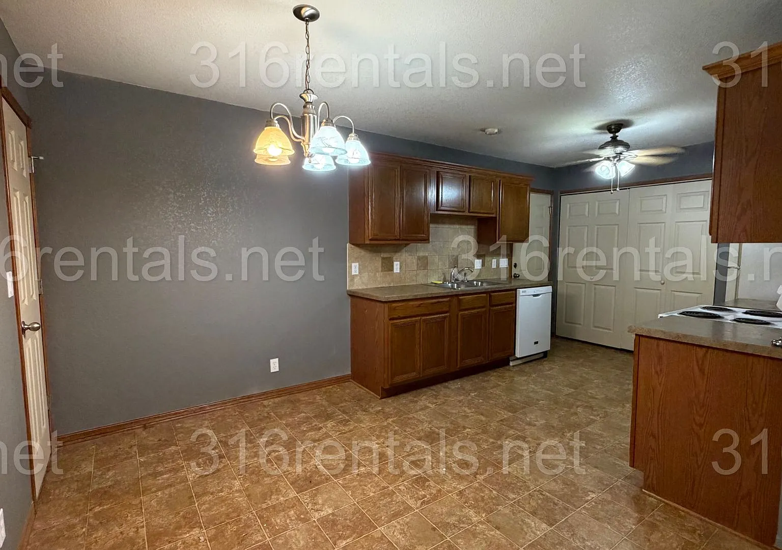 421 E 15th - 3 Bed 1 Bath $1,275.00 — Photo 4