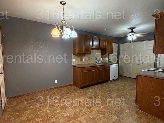 4th image of 421 E 15th Ave
