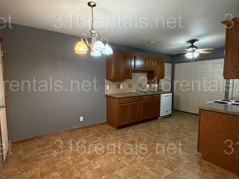 421 E 15th Ave — Photo 4