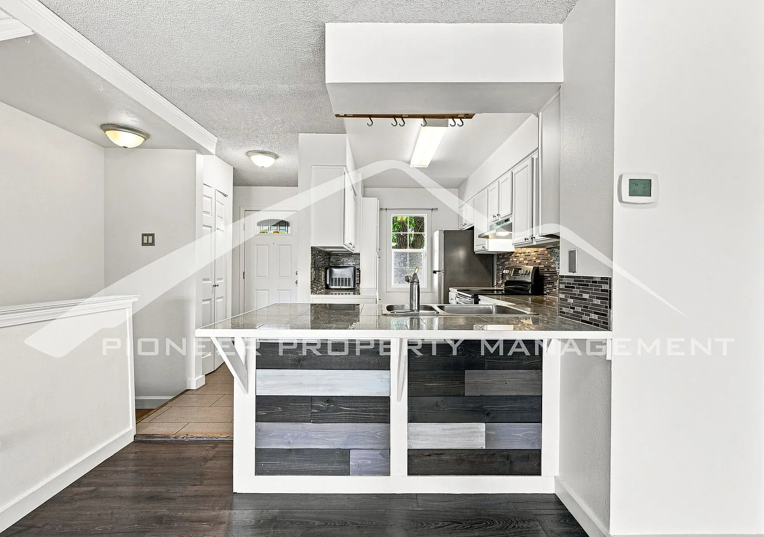 Spacious Townhome in Aurora with AC and Patio! — Photo 4