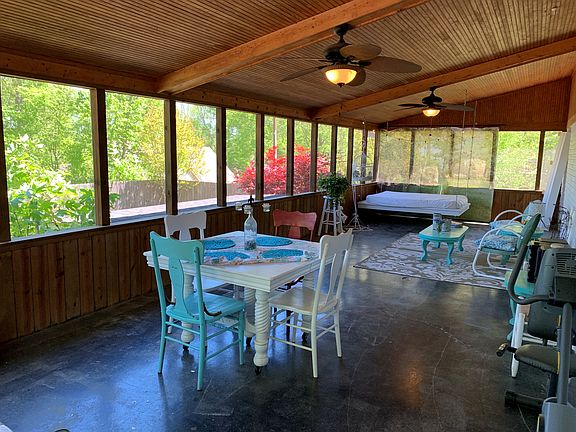 Huge screened porch
