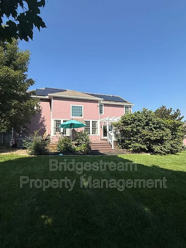 4 bed, 4.5 bath, 2715 sqft, $3,595 — Photo 4