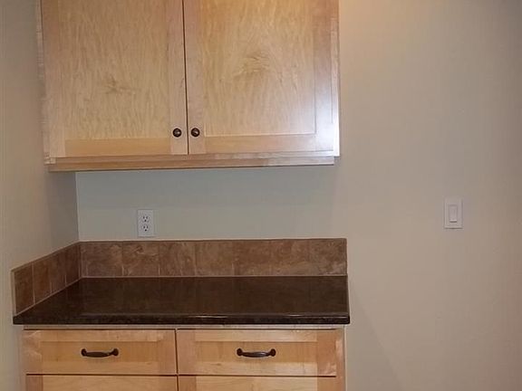 4th image of 715 NE Oak St APT I