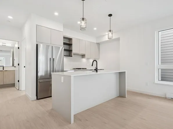 921 Grant St #214, Coquitlam, BC V3J 0S2