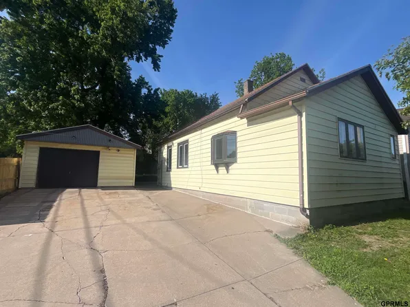 1015 Center St, Omaha, NE 68108