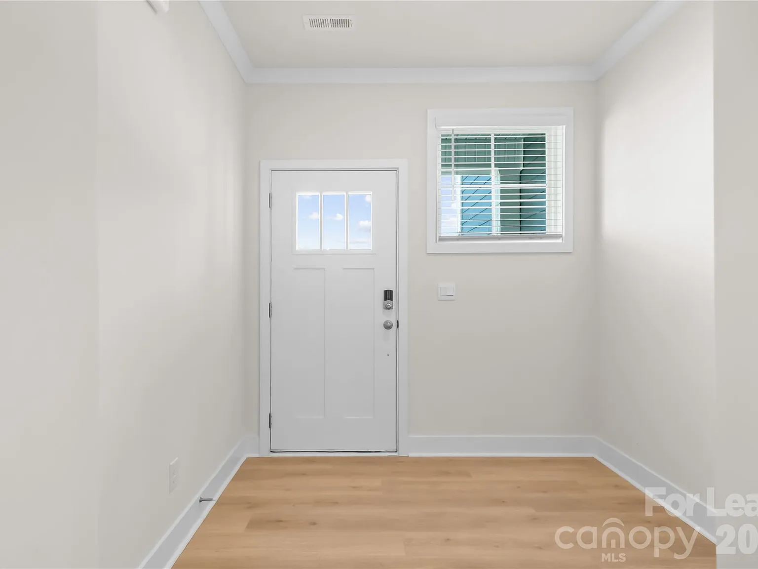 4 bed, 3.0 bath, 2570 sqft, $2,400 — Photo 3
